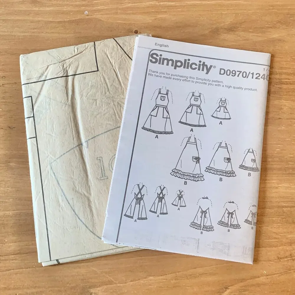 Simplicity Pattern D0970 Sizes S-L Childs & Misses Aprons & 18